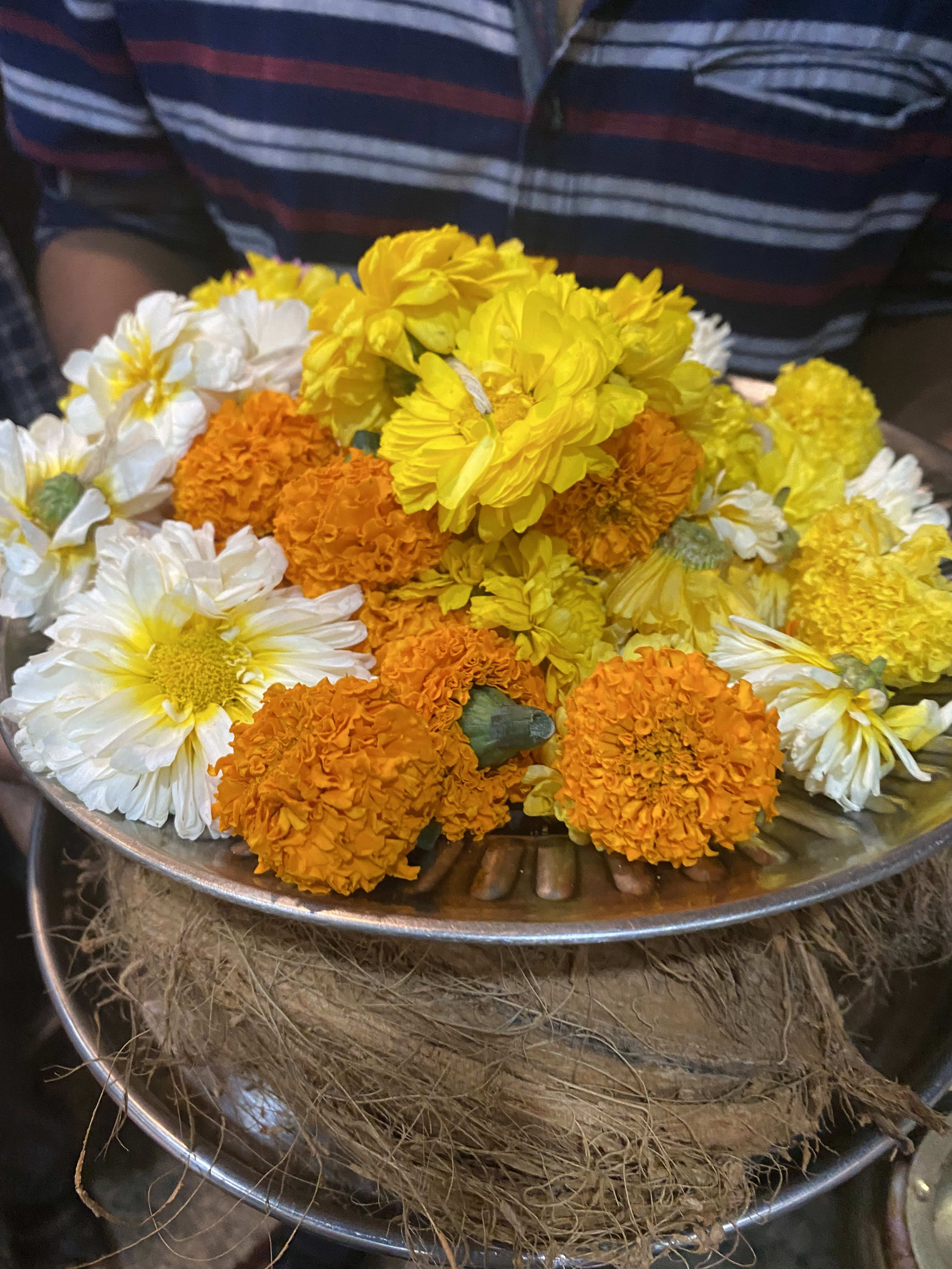 fleurs indiennes et noix de coco pour rituel hindou