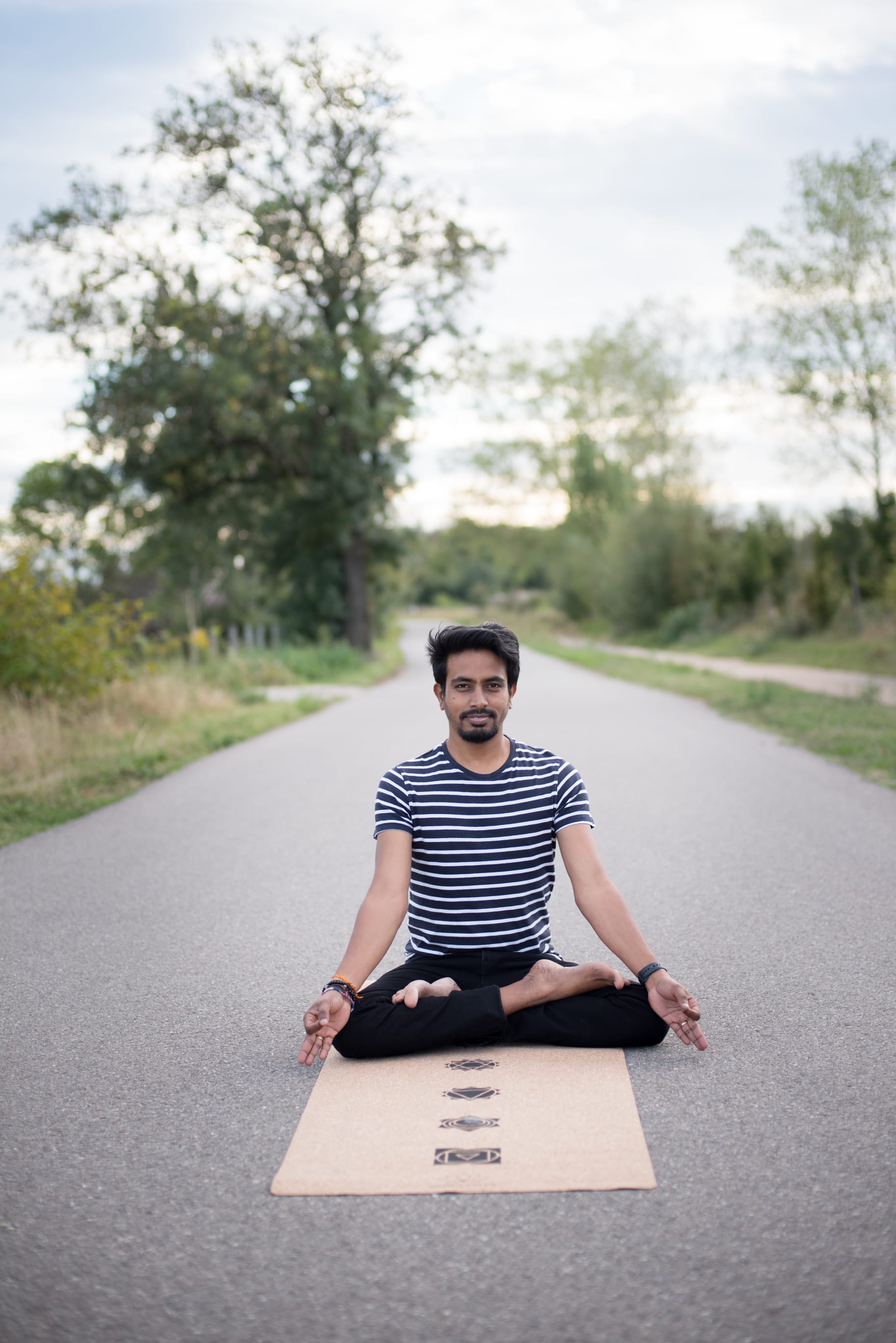 homme méditant sur un tapis de yoga en liège