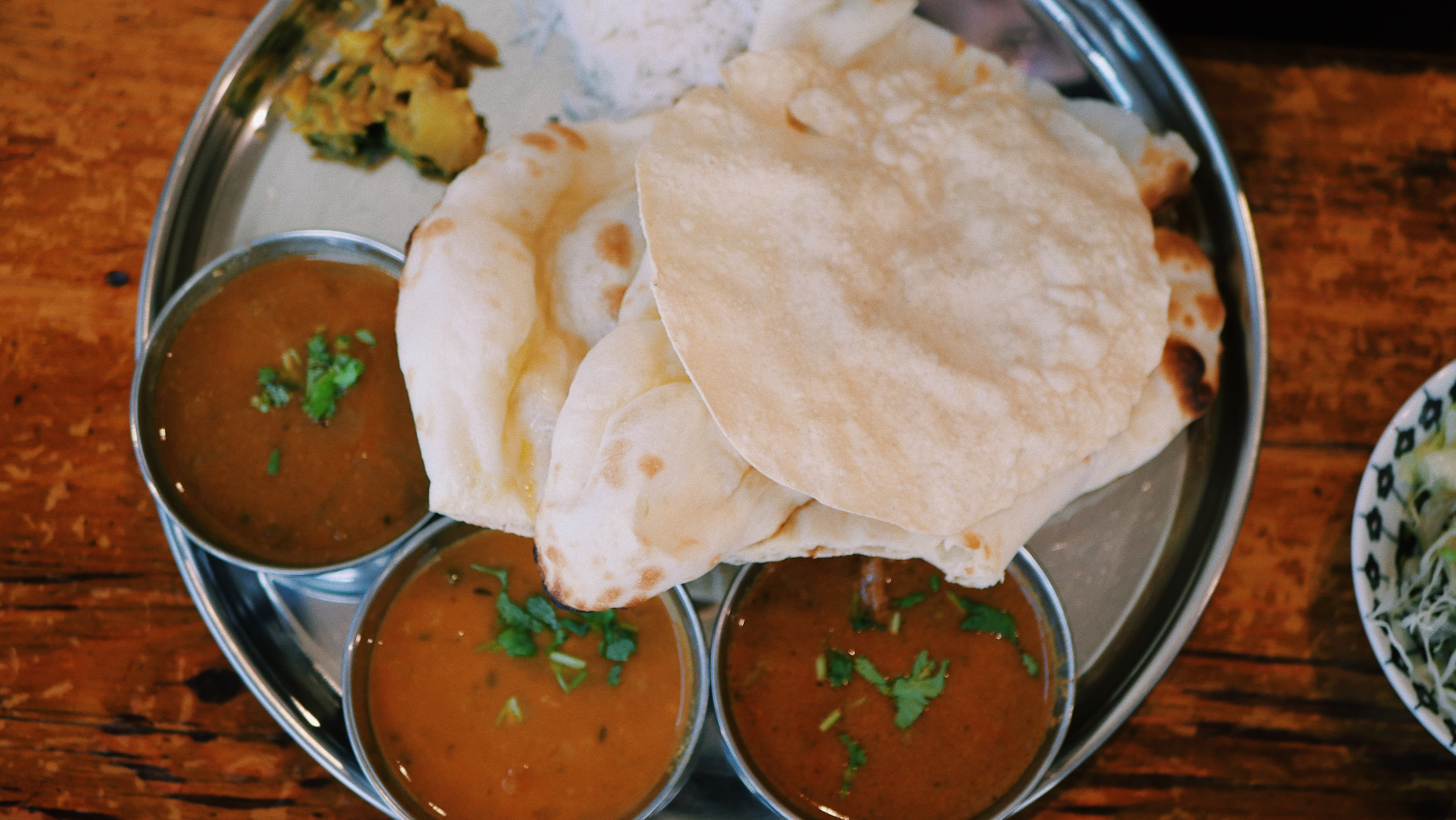 naan et curry de légumes indiens