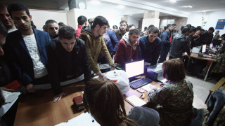 Armenialaiset miehet kokoontuivat lauantaina sotilaskomissariaatissa liittyäkseen Vuoristo-Karabahin puolustusjoukkoihin.