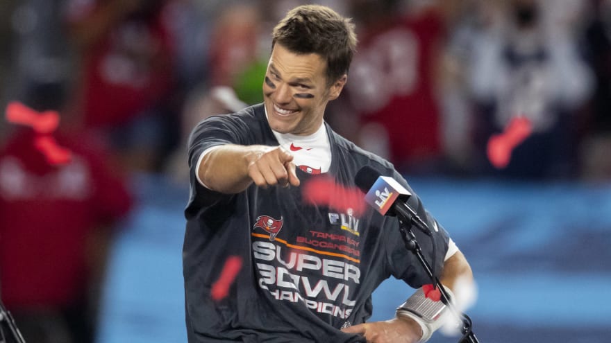 Brady shows up to Super Bowl parade in $2M boat | Yardbarker