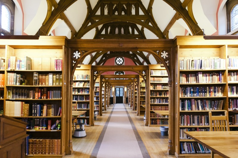 Сайт библиотека университета. Кембридж университет библиотека. Кембриджская Университетская библиотека. Библиотека Кембриджского университета. Университетская библиотека Кембриджского университета.