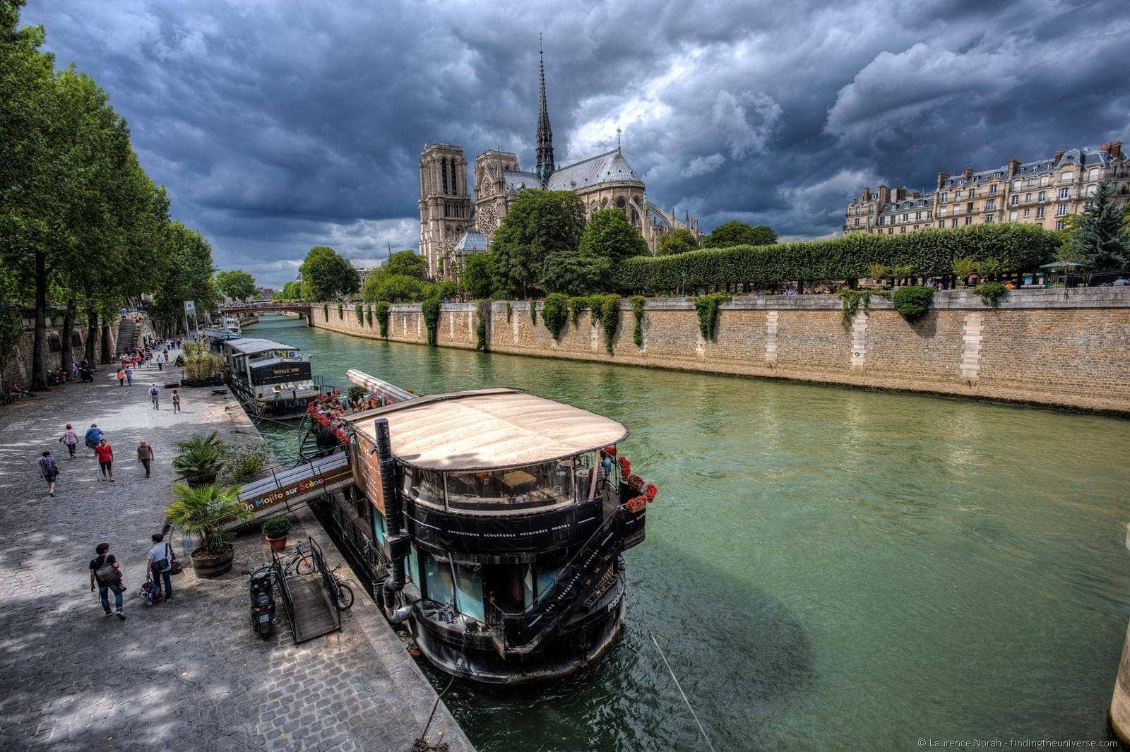 10 причин посетить Париж