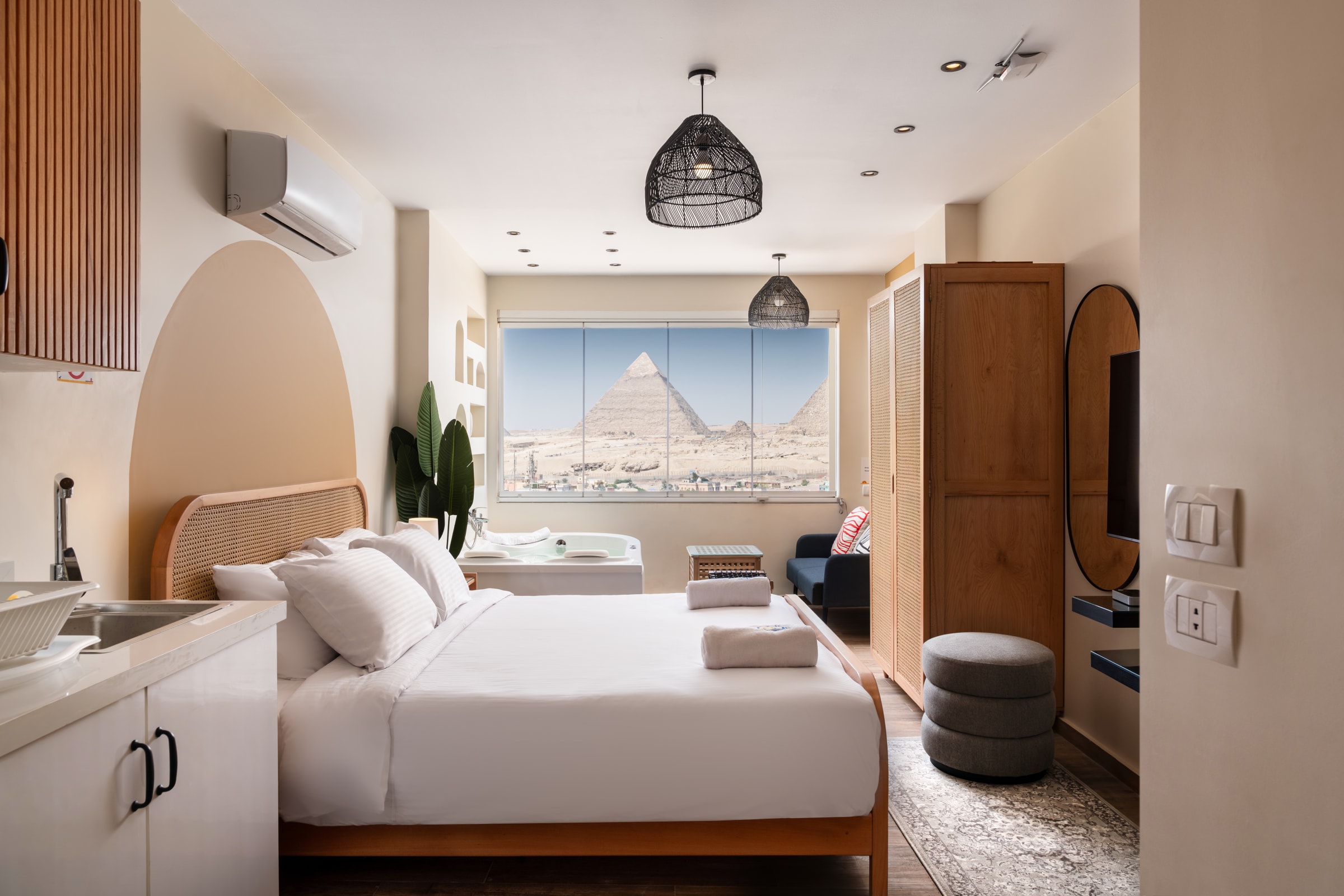 Jacuzzi 2BDR By The Historic Pyramids (Apt.6) 5