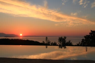 magnifique lever de soleil sur la piscine