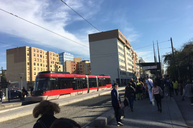 quartier  : vue depuis sortie porte Alpes de la gare part dieu, avec aperçu...