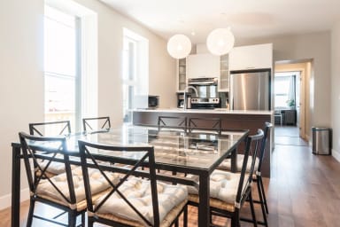 Le SKY : Spacious Apartment in the Heart of the Plateau with Private Deck