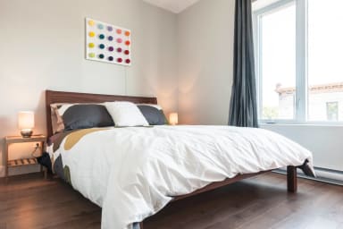 Bedroom 2: Queen size bed