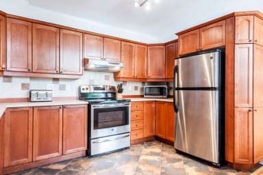 Microwave, dishwasher, all you need to cook is provided.