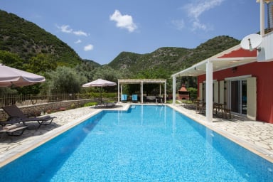 Villa Niriides-Private secluded villa w/t big swimming pool