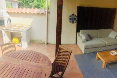 Terrasse semi-couverte avec barbecue