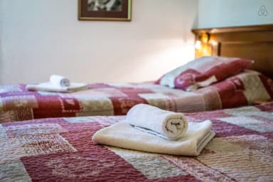 Chambre avec trois lits simples