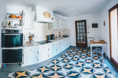 Fully-equipped kitchen with an electric stove 
