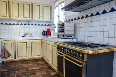 Cuisine équipée avec un piano à gaz