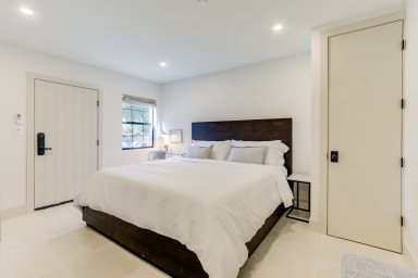 Charming boutique studio with king bed 