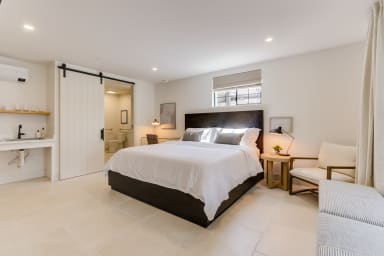 studio with king size bed