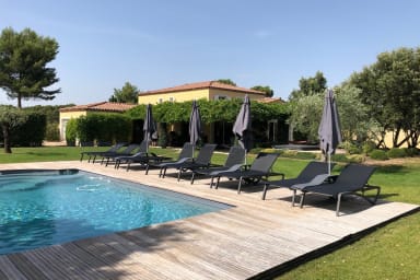 Piscine avec plage en bois. Location saisonnière à Lambesc Serenity Rentals