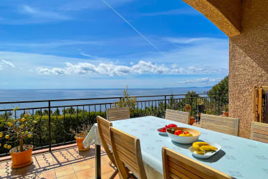 grande terrasse du premier niveau avec vue mer