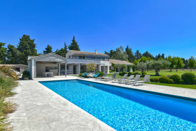 Piscine 15x5 avec volet roulant et douche extérieure