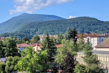 Une belle vue de côté sur le massif du Semnoz 1700m dont on peut profiter...