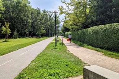 La piste cyclable passe au pied de l'immeuble et va jusqu'au lac et les plages.