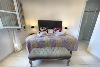 chambre des invité et salle de bain avec douche