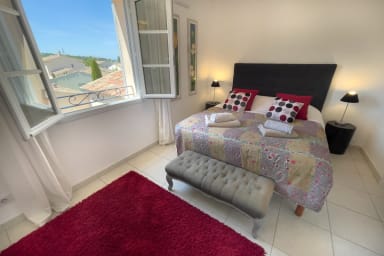 chambre des invités avec salle de douche privative