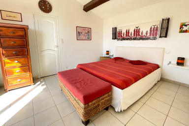 Suite parentale au premier étage avec terrasse et salle de douche 