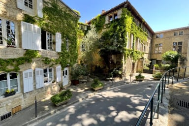 Location saisonnière à Lambesc - Place Jean Jaurès - Serenity Rentals