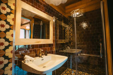 ... et salle d'eau avec douche à l'italienne et WC