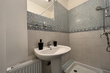 Salle d'eau avec toilettes (séparés d'une porte)