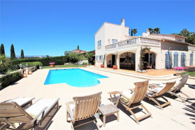 charming independent Provençal villa with large swimming pool