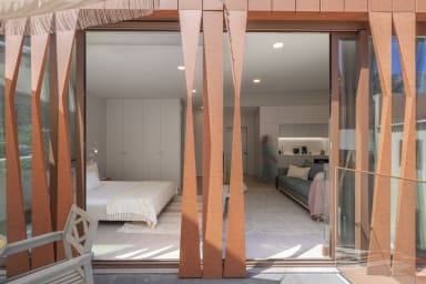 Schlafzimmer mit einem Doppelbett und einem Wohnzimmer
