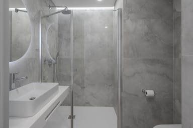 Salle de bain avec douche