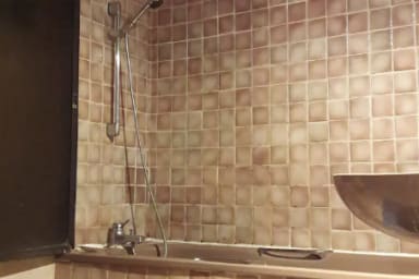 Salle de bain - Baignoire et meuble avec vasque