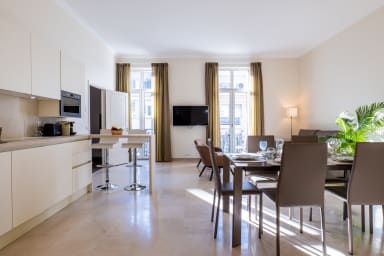 ✮ SERRENDY ✮ 2bedrooms just steps from the Palais 