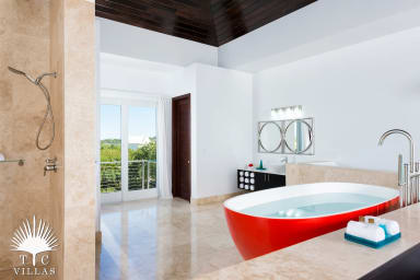 Soaking tub in Miami Vice One's ensuite bath.