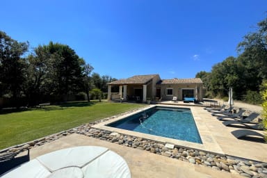 Swimming pool with deckchairs and parasols - Seasonal rental Luberon