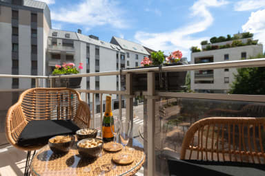 Vue depuis le balcon avec mobilier extérieur