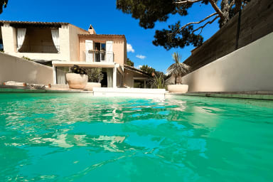 Maison de vacances entièrement rénovée avec  jardin et sa piscine. 
