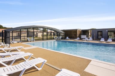 Piscine commune avec solarium