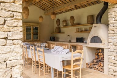 The summer kitchen with the pizza oven