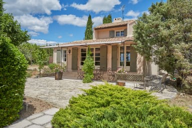 Magnifique jardin paysager pour cette superbe villa à louer en Provence