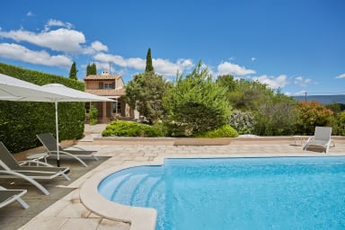 Maison à louer en Provence piscine et jardin arboré