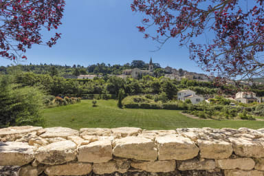 Vue exceptionnelle pour cette bastide à louer à Bonnieux