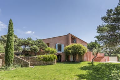 Maison de vacances à louer avec piscine et grand jardin paysager à Roussillon