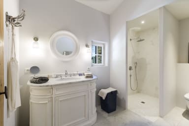 Exceptional property to rent in Gordes heated pool