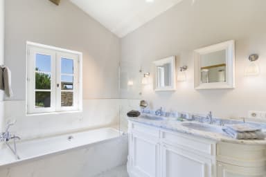 Heated pool and exceptional view for this house to rent in Gordes