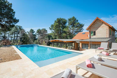 Dream holidays at the foot of the Roussillon cliffs in Provence