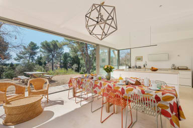 Bright, comfortable villa to rent in Roussillon